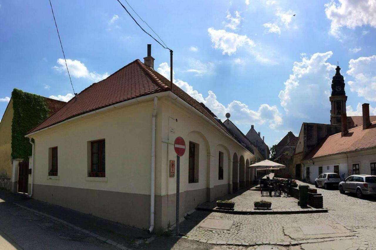 Arkadia Apartman Papa Bagian luar foto